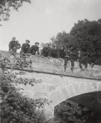 Groupe-jeunes-sur-pont-Peyrat-avant-1943-coll