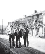 Peyrat-Lefevre-Roger-Caps-Rene-Boubel-Georges-devant-maison-Nicolas--coll