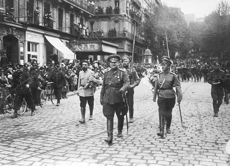 Les russes à Marseille. Le colonel à la tête de son régiment défilant dans les rues de Marseille.