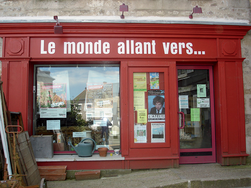 monde allant vers