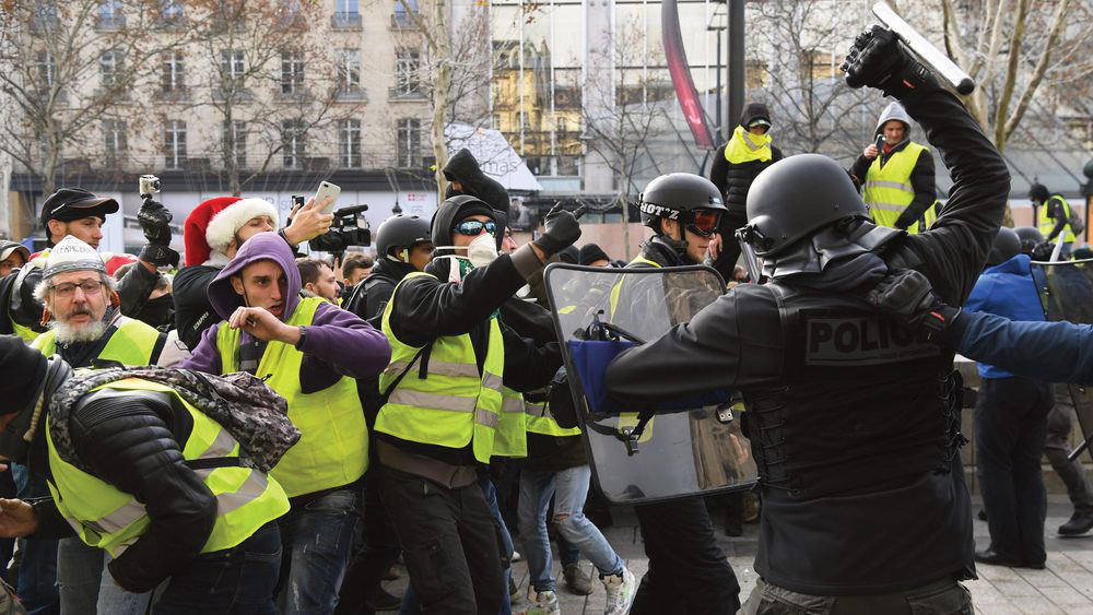 affrontements entre policiers et gilets jaunes le 8 decembre 2018 pres de l arc de triomphe