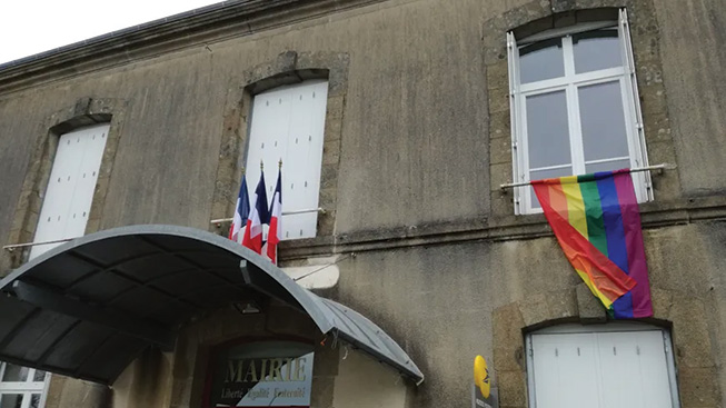 Un drapeau arc en ciel au fronton de ma mairie